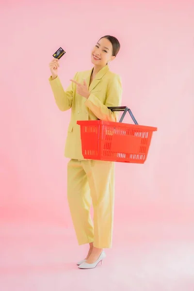 Retrato Hermosa Joven Asiática Mujer Con Cesta Supermercado Color Fondo —  Fotos de Stock