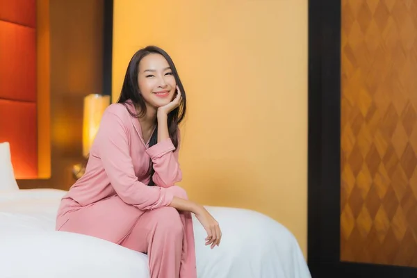 Porträt Schöne Junge Asiatische Frau Entspannen Lächeln Glücklich Auf Bett — Stockfoto