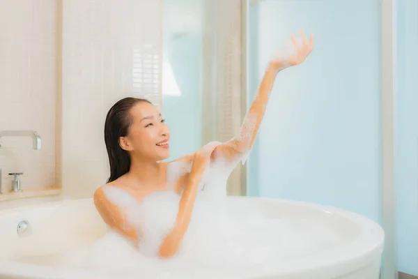 肖像画美しい若いアジア人女性リラックス笑顔で浴槽でバスルームインテリア — ストック写真
