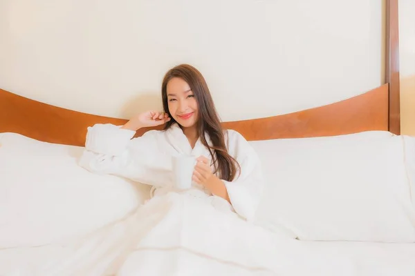 Портрет Красива Молода Азіатка Посміхається Розслаблятися Ліжку Інтер Єрі Спальні — стокове фото