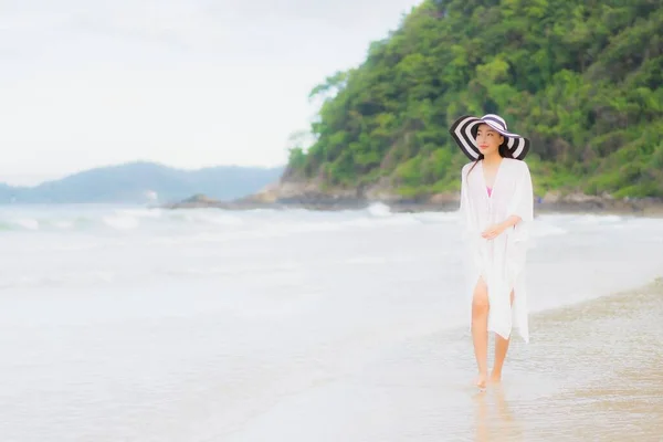 Retrato Bonito Jovem Asiático Mulher Relaxar Sorriso Redor Praia Mar — Fotografia de Stock