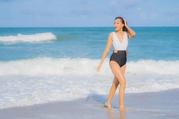 Retrato Hermosa Joven Asiática Mujer Relajarse Sonrisa Alrededor Playa Mar — Foto de Stock