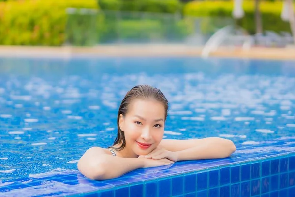 Retrato Hermosa Joven Mujer Asiática Relajarse Sonrisa Ocio Alrededor Piscina —  Fotos de Stock