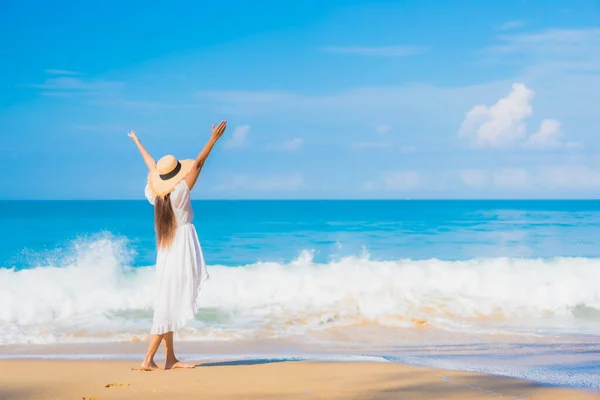 美しい若いアジアの女性の肖像旅行休暇で青い空に白い雲と海のビーチの海の周りの笑顔のレジャーをリラックス — ストック写真