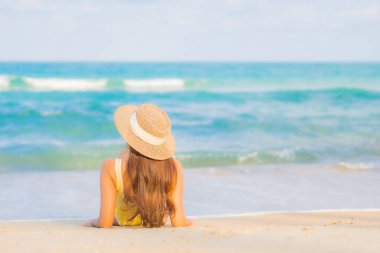 Güzel bir Asyalı kadının portresi. Rahatlayın. Plaj okyanusunda tatil yaparken gülümseyin.