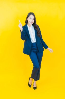 Portre güzel Asyalı kadın gülümsüyor. Renkli arka planda hareket var.