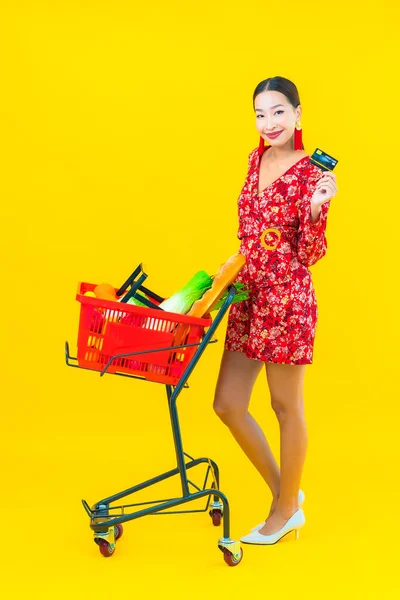Porträt Schöne Junge Asiatische Frau Mit Lebensmittelgeschäft Korb Und Einkaufswagen — Stockfoto