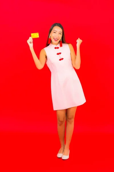 Retrato Hermosa Joven Asiática Mujer Con Tarjeta Crédito Rojo Aislado —  Fotos de Stock