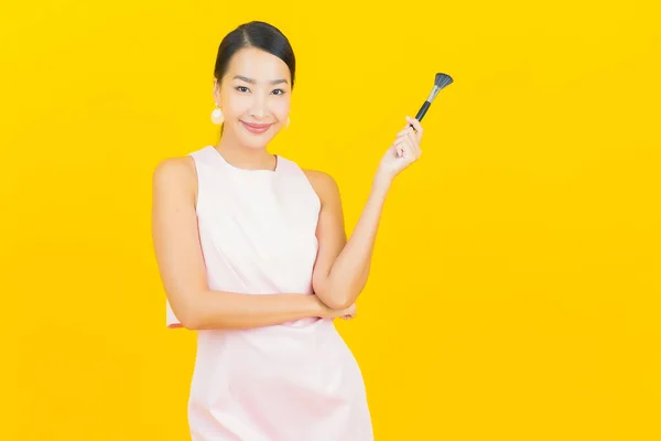 Portret Mooie Jonge Aziatische Vrouw Met Make Borstel Cosmetische Gele — Stockfoto