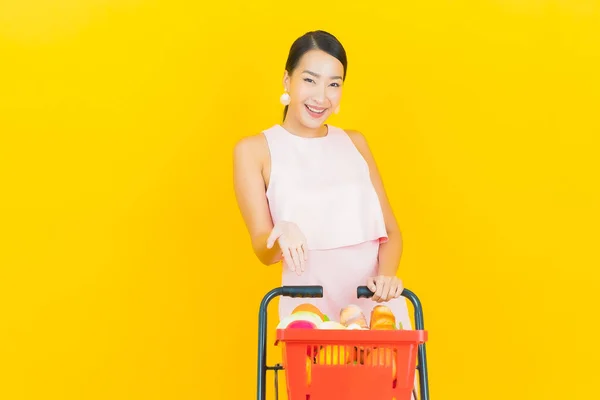Портрет Красива Молода Азіатка Посміхається Продуктовим Кошиком Супермаркету Жовтому Кольорі — стокове фото
