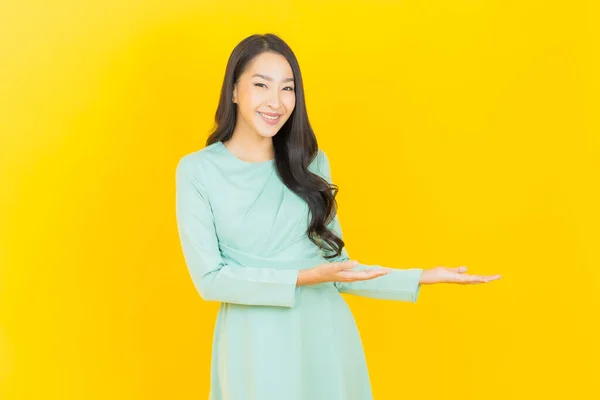 Portret Mooie Jonge Aziatische Vrouw Glimlach Met Actie Kleur Achtergrond — Stockfoto