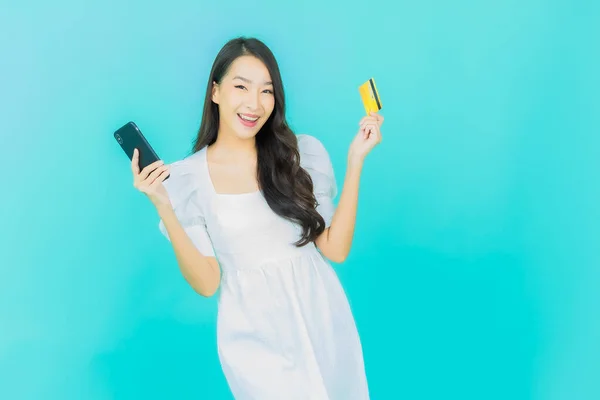 Portret Mooie Jonge Aziatische Vrouw Glimlach Met Credit Card Kleur — Stockfoto