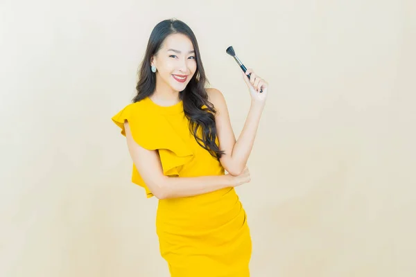 Πορτρέτο Όμορφη Νεαρή Ασιατική Γυναίκα Χαμόγελο Έξυπνο Κινητό Τηλέφωνο Στο — Φωτογραφία Αρχείου