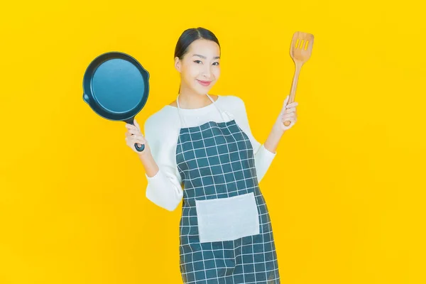 Porträtt Vacker Ung Asiatisk Kvinna Med Pan Och Stor Sked — Stockfoto