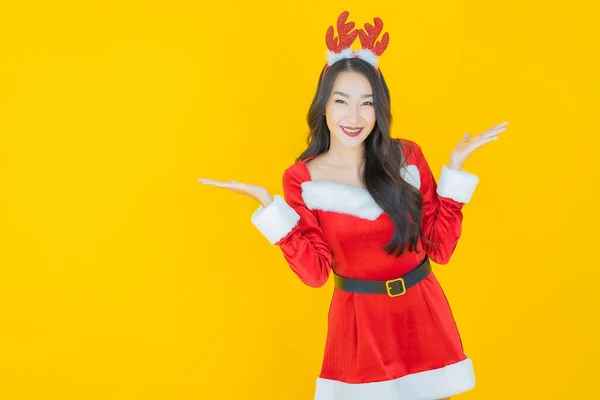 Porträt Schöne Junge Asiatische Frau Tragen Weihnachtskostüm Auf Farbigem Hintergrund — Stockfoto