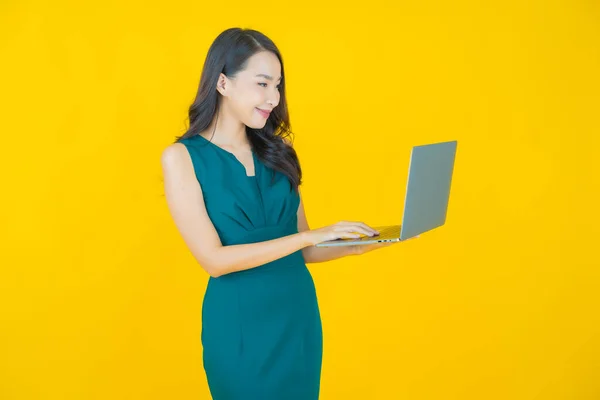 Asyalı Güzel Bir Kadının Portresi Bilgisayarla Izole Edilmiş Arka Planda — Stok fotoğraf
