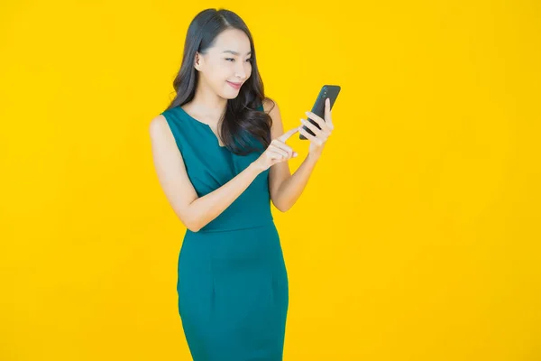 Portrait Belle Jeune Femme Asiatique Sourire Avec Téléphone Portable Intelligent — Photo
