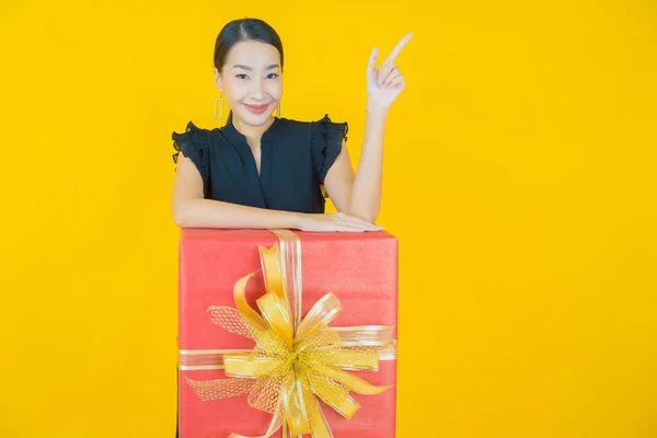 Ritratto Bella Giovane Donna Asiatica Sorriso Con Scatola Regalo Rossa — Foto Stock