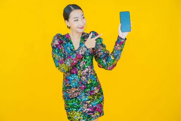 Retrato Bonito Jovem Asiático Mulher Sorriso Com Telefone Celular Inteligente — Fotografia de Stock