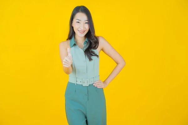 Retrato Hermosa Joven Asiática Mujer Sonrisa Con Acción Color Fondo —  Fotos de Stock