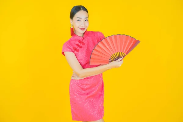 Ritratto Bella Giovane Donna Asiatica Con Ventilatore Sfondo Colori — Foto Stock
