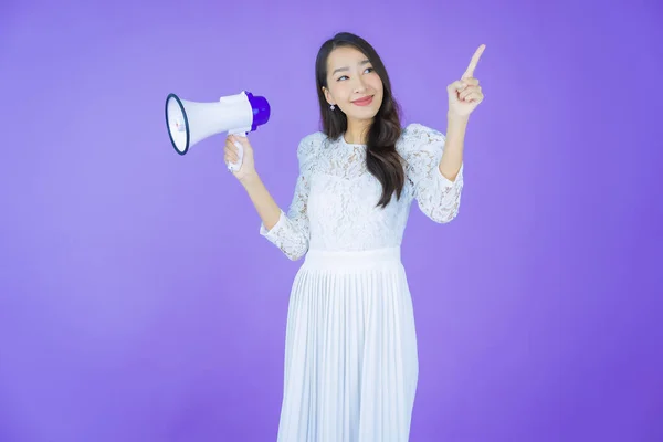 Portret Mooie Jonge Aziatische Vrouw Glimlach Met Megafoon Kleur Achtergrond — Stockfoto