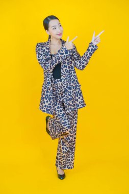 Portre güzel Asyalı kadın gülümsüyor. Renkli arka planda hareket var.