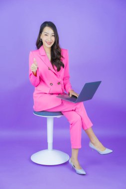 Asyalı güzel bir kadının portresi bilgisayarla izole edilmiş arka planda gülümsüyor.