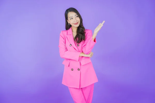 Retrato Hermosa Joven Asiática Mujer Sonrisa Con Acción Color Fondo —  Fotos de Stock