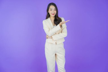 Portre güzel Asyalı kadın gülümsüyor. Renkli arka planda hareket var.