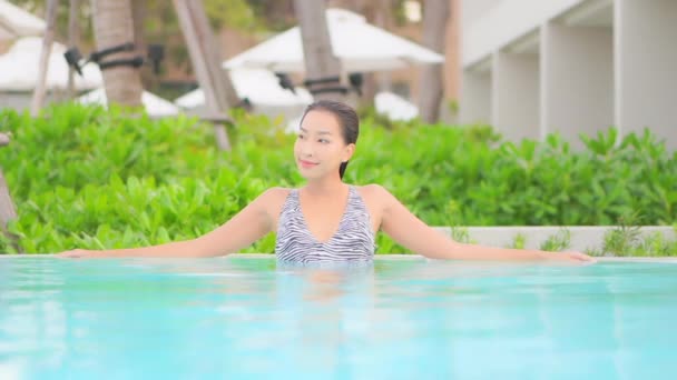 Metraje Hermosa Mujer Asiática Relajándose Piscina Hotel Durante Las Vacaciones — Vídeo de stock