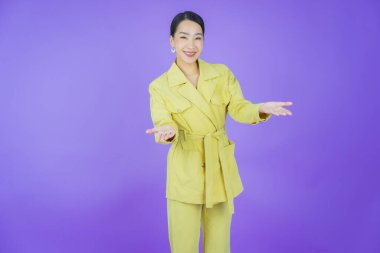 Portre güzel Asyalı kadın gülümsüyor. Renkli arka planda hareket var.