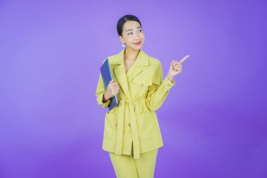 Asyalı güzel bir kadının portresi bilgisayarla izole edilmiş arka planda gülümsüyor.