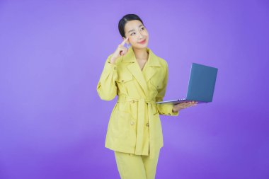 Asyalı güzel bir kadının portresi bilgisayarla izole edilmiş arka planda gülümsüyor.