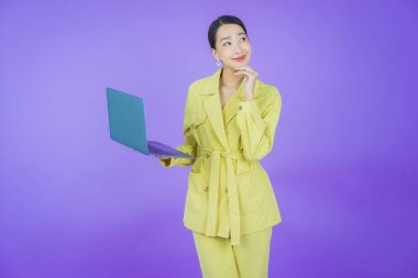 Asyalı güzel bir kadının portresi bilgisayarla izole edilmiş arka planda gülümsüyor.