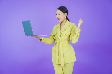 Asyalı güzel bir kadının portresi bilgisayarla izole edilmiş arka planda gülümsüyor.