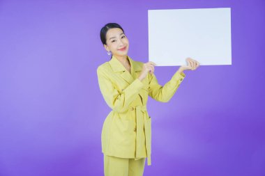 Renkli arka planda boş beyaz ilan panosu olan güzel Asyalı kadın portresi