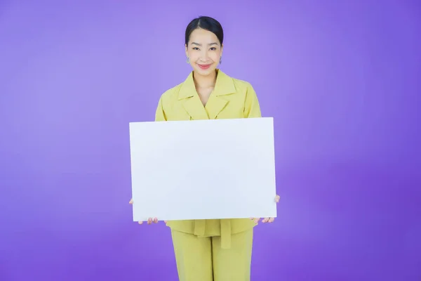 Porträt Schöne Junge Asiatische Frau Mit Leeren Weißen Plakatwand Auf — Stockfoto