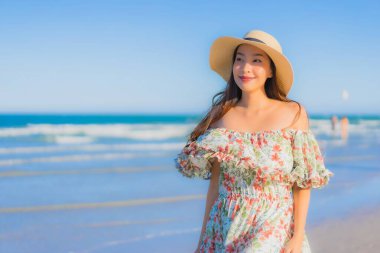 Güzel bir Asyalı kadın portresi. Mutlu bir gülümseme. Mavi gökyüzündeki tropikal deniz okyanusunda rahatla.