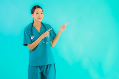 Güzel, genç Asyalı doktor kadının portresi. Hastane ve klinikte çalışmak için mutlu bir gülümseme.