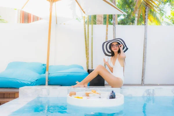 Retrato Hermosa Joven Asiática Mujer Feliz Sonrisa Con Flotante Desayuno — Foto de Stock