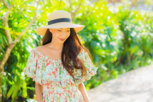 Retrato Hermosa Joven Asiática Mujer Caminando Con Feliz Disfrutar Alrededor — Foto de Stock