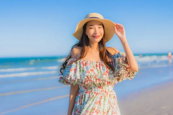 Retrato Bonito Jovem Asiático Mulher Feliz Sorriso Relaxar Redor Tropical — Fotografia de Stock