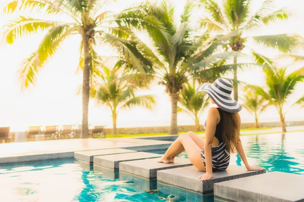 Retrato Bela Jovem Mulher Asiática Relaxar Redor Piscina Livre Hotel — Fotografia de Stock