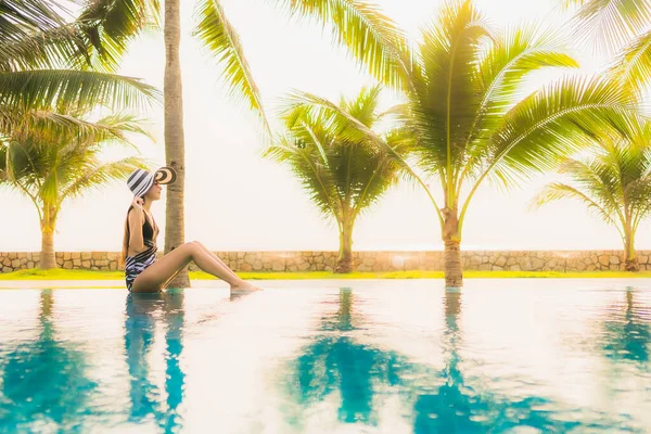 Retrato Bela Jovem Mulher Asiática Relaxar Redor Piscina Livre Hotel — Fotografia de Stock