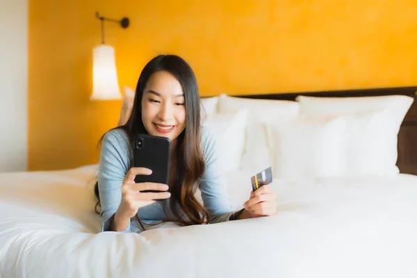 Retrato Hermosa Mujer Asiática Joven Utilizando Teléfono Celular Móvil Con — Foto de Stock