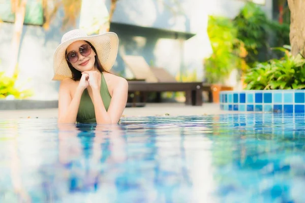 Portrait Belle Jeune Femme Asiatique Détendre Autour Piscine Dans Station — Photo