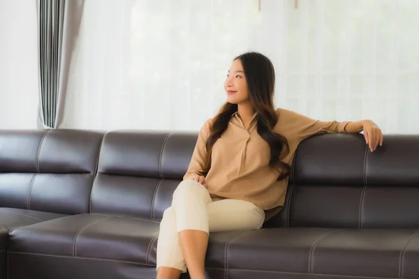 Retrato Hermosa Joven Asiática Mujer Feliz Sonrisa Relajarse Sofá Sala —  Fotos de Stock