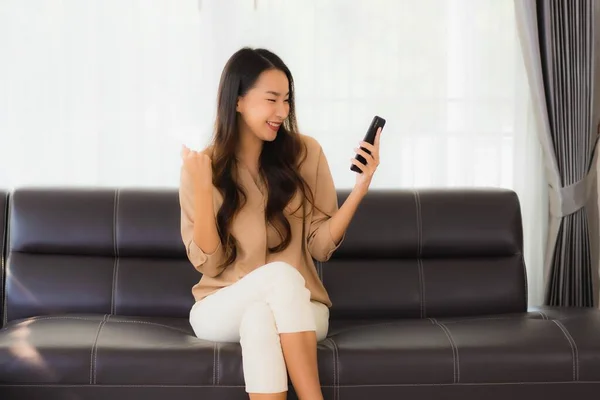 Portrait Schöne Junge Asiatische Frau Verwenden Handy Smartphone Oder Handy — Stockfoto
