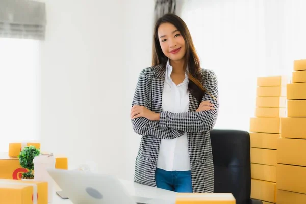 Ritratto Bella Giovane Donna Affari Asiatica Lavoro Casa Con Telefono — Foto Stock